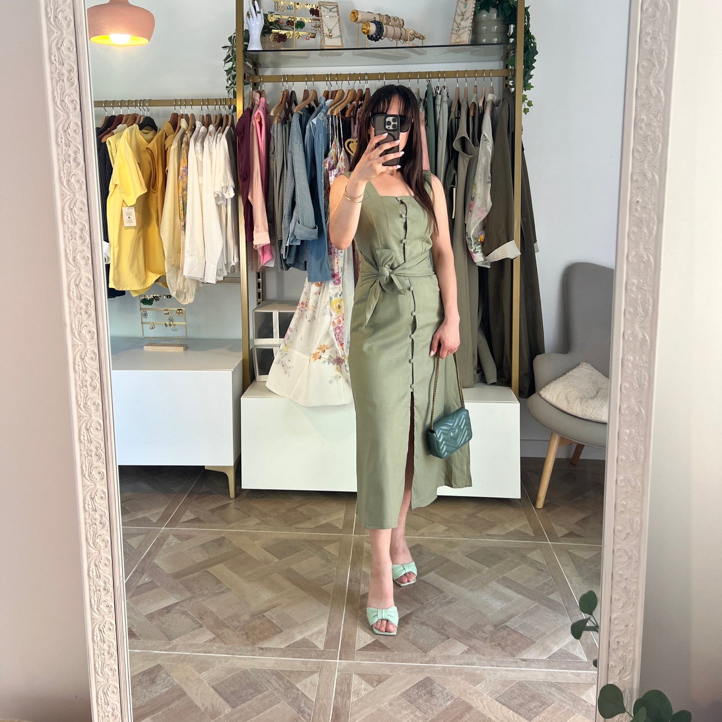 Robe verte à boutons – Taille nouée